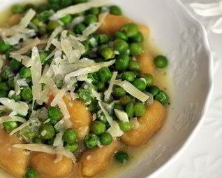 Паста с чесночно-миндальным соусом, мятой, базиликом и горошком