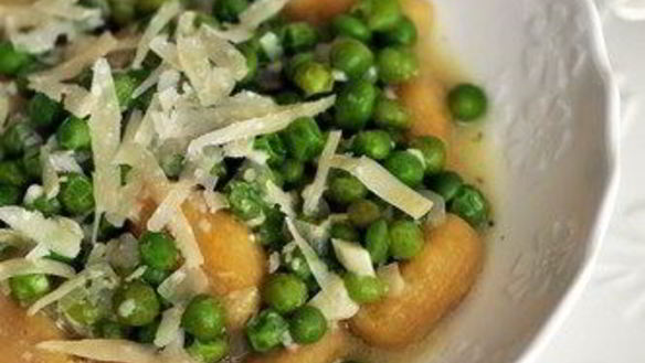 Рецепт Пасты с чесночно-миндальным соусом, мятой, базиликом и горошком