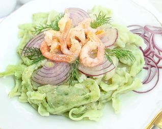 Паста с креветками в сливочном соусе и луком