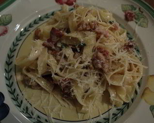 Паста с орехами, беконом и тимьяном