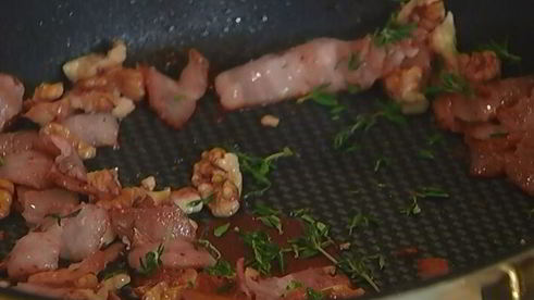 паста с орехами, беконом и тимьяном