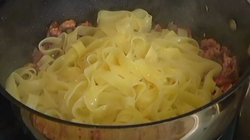 паста с орехами, беконом и тимьяном