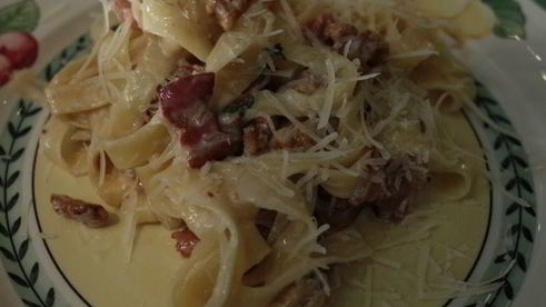 паста с орехами, беконом и тимьяном