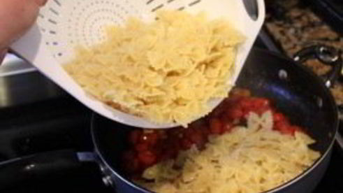 паста с помидорами и сыром