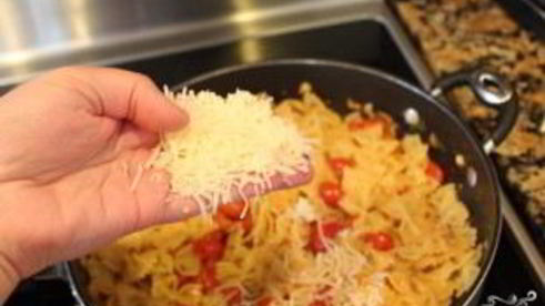 паста с помидорами и сыром
