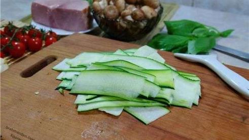 паста с шампиньонами и окороком