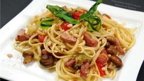 паста с шампиньонами и окороком
