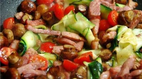 паста с шампиньонами и окороком