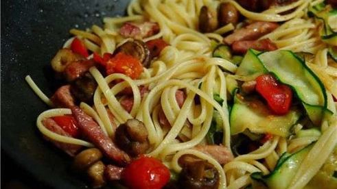 паста с шампиньонами и окороком