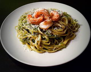 Спагетти и с чукой и креветками