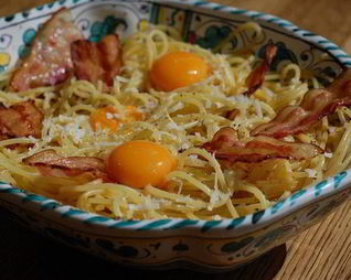 Спагетти карбонара с желтками пашот