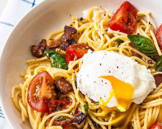 Спагетти с беконом, томатами и яйцом-пашот