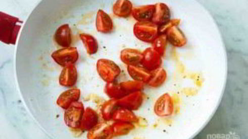 спагетти с беконом, томатами и яйцом-пашот