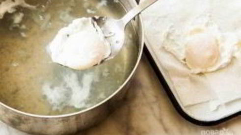 спагетти с беконом, томатами и яйцом-пашот