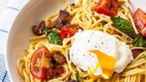 спагетти с беконом, томатами и яйцом-пашот
