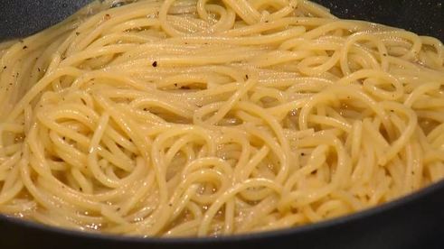 спагетти с черным перцем и сыром