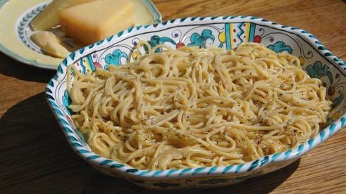 спагетти с черным перцем и сыром