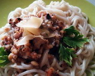 Спагетти с карамелизованными орехами и сливочным соусом