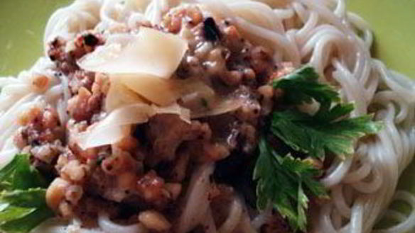 Рецепт Спагетти с карамелизованными орехами и сливочным соусом