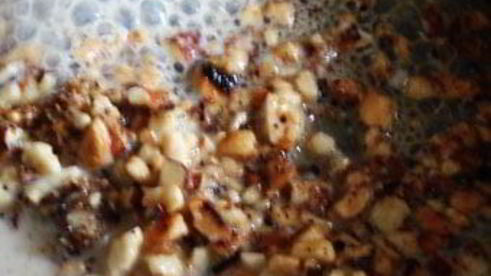 спагетти с карамелизованными орехами и сливочным соусом