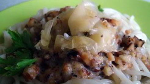 спагетти с карамелизованными орехами и сливочным соусом