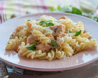 Спагетти с лососем под сливочным соусом