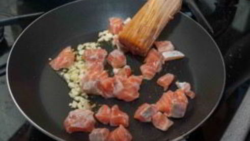 спагетти с лососем под сливочным соусом