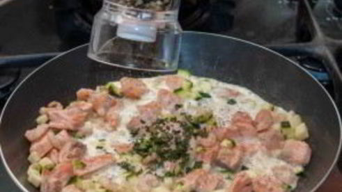 спагетти с лососем под сливочным соусом