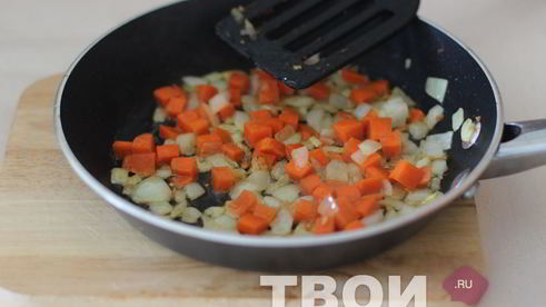 спагетти с овощами и птицей