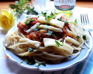 Спагетти с томатным соусом