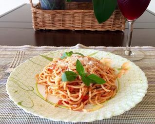 Спагетти со свежими помидорами