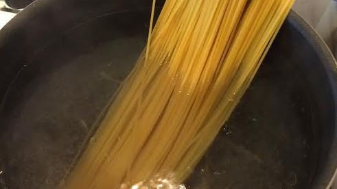 спагетти со свежими помидорами