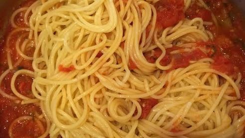 спагетти со свежими помидорами