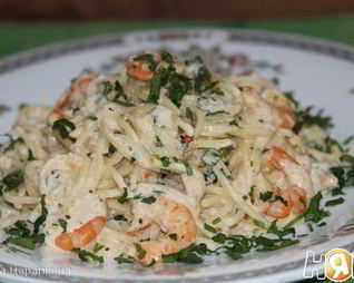 Спагетти в чесночно-сливочном соусе с креветками