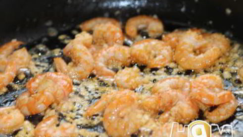 спагетти в чесночно-сливочном соусе с креветками