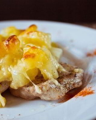 Мясо по-французски с ананасом