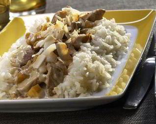 Бефстроганов из телятины с бананами и арахисом