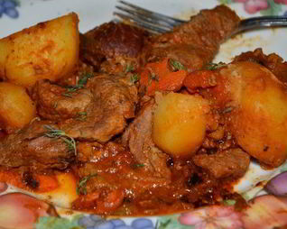 Говядина, тушенная с овощами в пиве