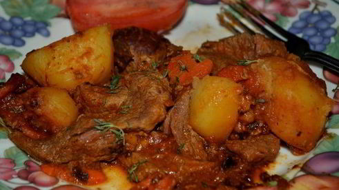 говядина, тушенная с овощами в пиве