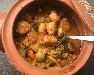 Гювеч по-болгарски — мясо свинины с картошкой в горшочке