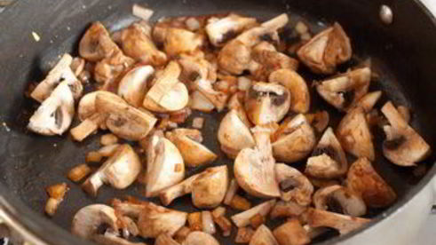 индейка, тушенная с шампиньонами в сливках