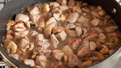 индейка, тушенная с шампиньонами в сливках