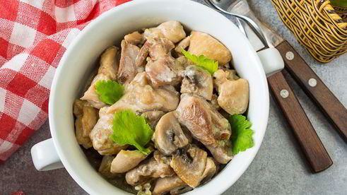 индейка, тушенная с шампиньонами в сливках