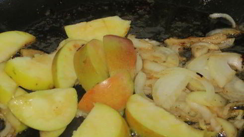 куриная грудка с карамелизироваными яблоками