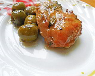 Куриная грудка с оливками