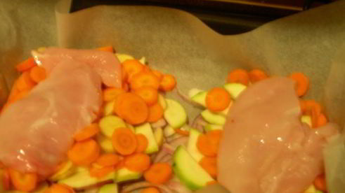 куриная грудка, запеченная в соусе из филадельфии, базилика и чеснока