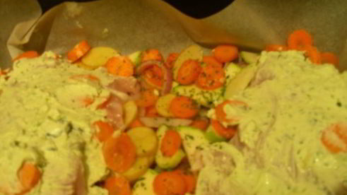 куриная грудка, запеченная в соусе из филадельфии, базилика и чеснока