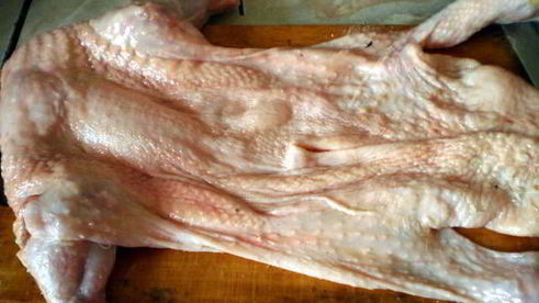 курица, фаршированная блинами с изюмом