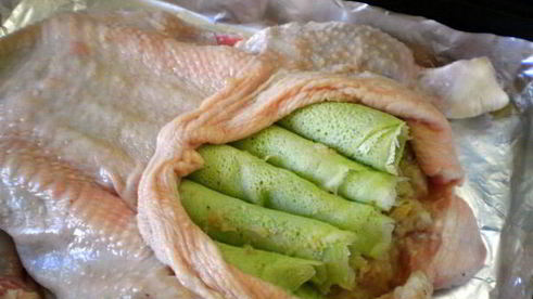 курица, фаршированная блинами с изюмом
