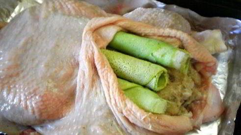 курица, фаршированная блинами с изюмом